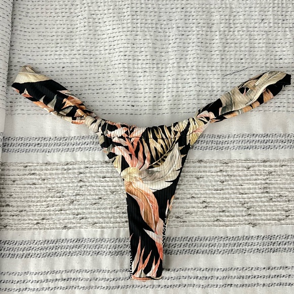 RipCurl cheeky bikini bottom - Picture 1 of 5